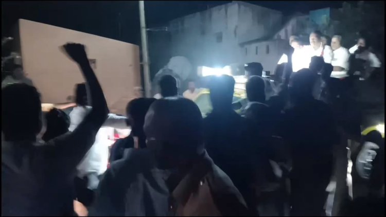 அரக்கோணம் திமுக வேட்பாளர் ஜெகத்ரட்சகனுக்கு கருப்புக்கொடி காட்டி எதிர்ப்பு தெரிவித்த உடன்பிறப்புகள்! உதயசூரியன் சின்னத்தை அழித்தனர்... பேனர்களை கிழித்தனர்!!
