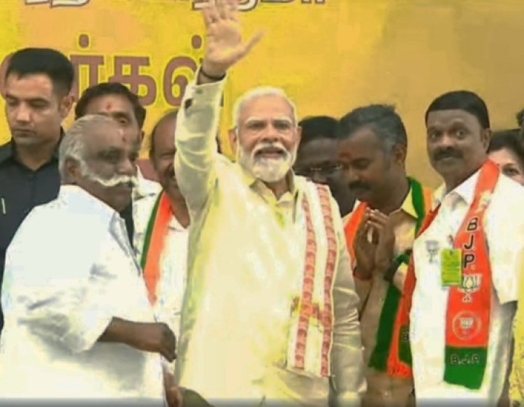 பிரதமர் மோடி நிகழ்ச்சியில் இடறி விழுந்த முன்னாள் அமைச்சர்!