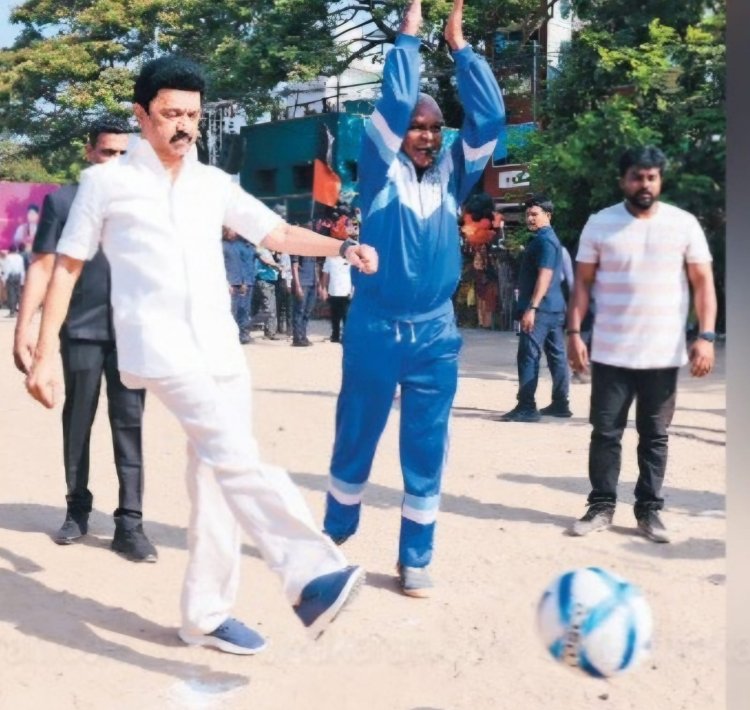 திடீரென்று பிரச்சார வாகனத்திலிருந்து இறங்கிய முதலமைச்சர்!