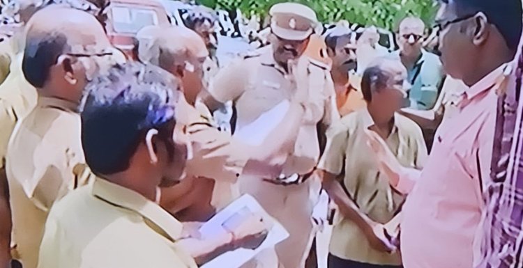 சுங்க கட்டணம் கொடுத்தால்தான் வாக்கு இயந்திரங்களை எடுத்துச் சொல்வோம் ஓட்டுநர்கள் தகராறு... தாசில்தார் திரு திரு!
