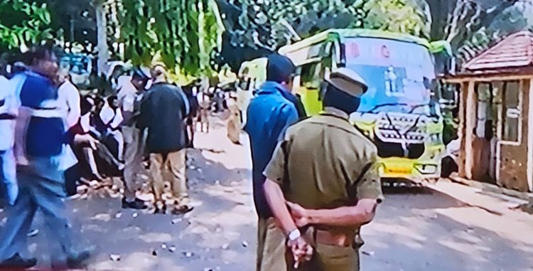 யானையை விரட்டும் வனக் குழுவினருடன் வாக்கு இயந்திரங்கள் கொண்டு செல்லப்பட்டன!