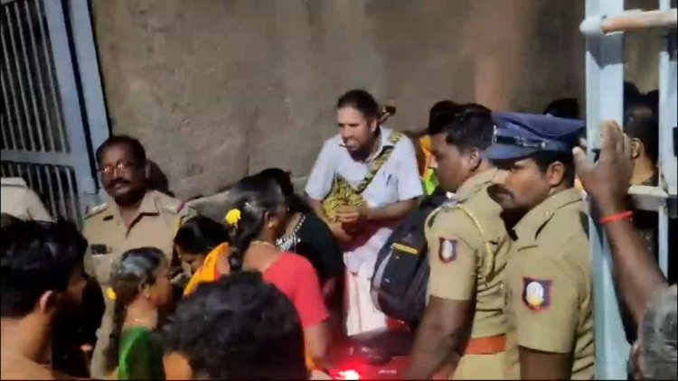 பக்தர்களை அடைத்து வைத்து பாடாய்படுத்திய பெண் அலுவலர்! வழக்கில் வசமாக சிக்குகிறார்!!