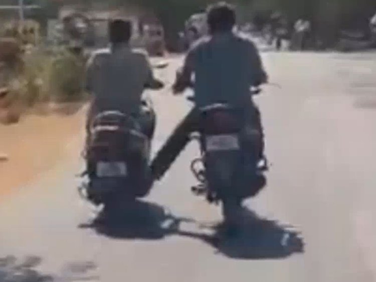 அடுத்தவர் பைக்கை கூலாக “டோ” செய்த வாலிபர்கள்...பிடிபட்டவருக்கு தர்ம அடி!