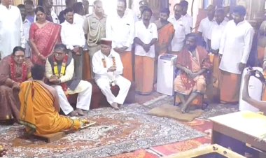 இரண்டு ஆளுநர்கள் தங்கக் கோவிலில் வழிபாடு!