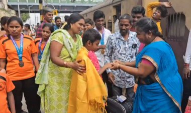 சிலம்பத்தில் பரிசு பெற்ற பேரனுக்கு மோதிரம் அணிவித்த பாட்டி!