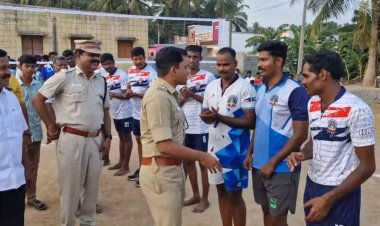 பொதுமக்களும் காவல் துறையும் நண்பர்கள்?! கைப்பந்து போட்டி நிகழ்ச்சியில் பங்கேற்ற எஸ்.பி.!