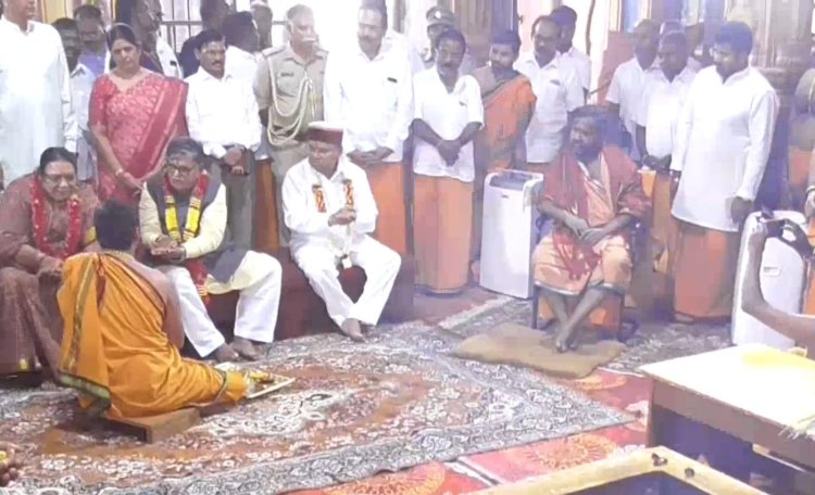 இரண்டு ஆளுநர்கள் தங்கக் கோவிலில் வழிபாடு!