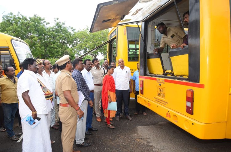 துரு பிடித்த பள்ளி பேருந்து கதவு! தகுதி நீக்கம் செய்த வட்டார போக்குவரத்து அலுவலர்