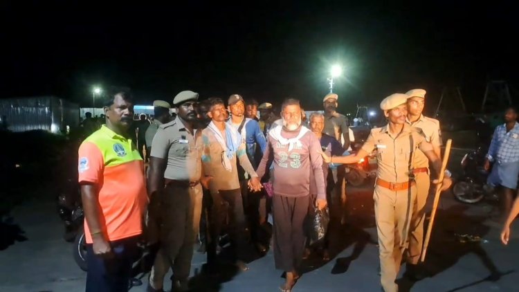 எல்லை தாண்டி கடல் அட்டையை அள்ளிய இலங்கை மீனவர்கள்! வசமாக சிக்கினர்!