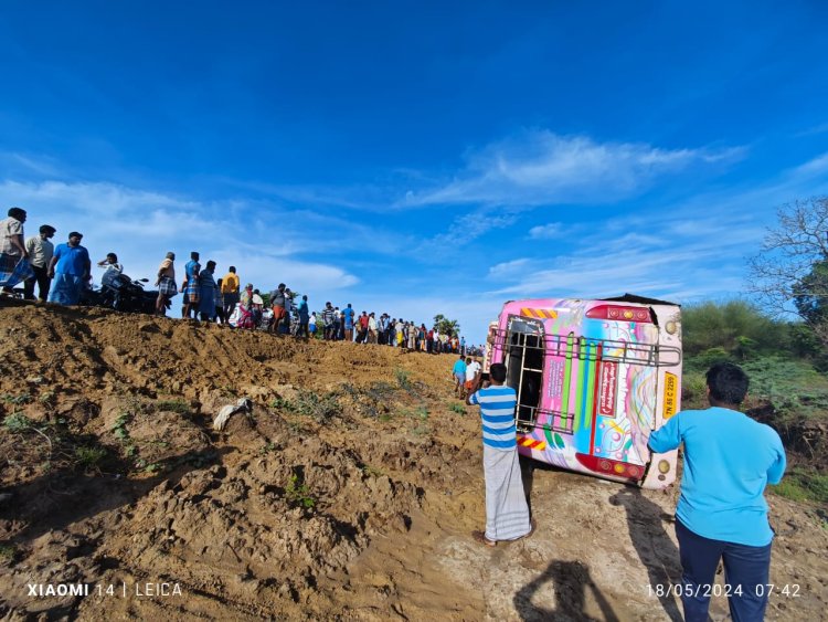 பயணிகளை ஏற்றுவதில் போட்டி! குப்புற கவிழ்ந்த பேருந்து!