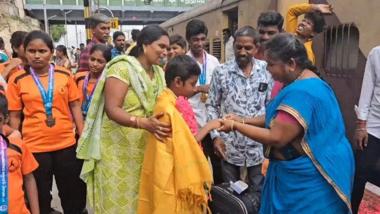 சிலம்பத்தில் பரிசு பெற்ற பேரனுக்கு மோதிரம் அணிவித்த பாட்டி!