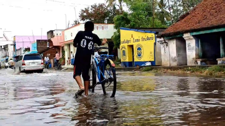 மழைநீருடன் கழிவு நீர் தெருக்களில் ஓட்டம்