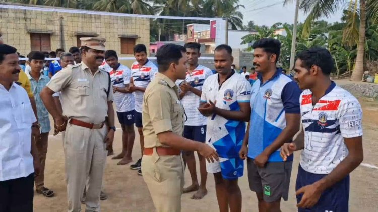 பொதுமக்களும் காவல் துறையும் நண்பர்கள்?! கைப்பந்து போட்டி நிகழ்ச்சியில் பங்கேற்ற எஸ்.பி.!