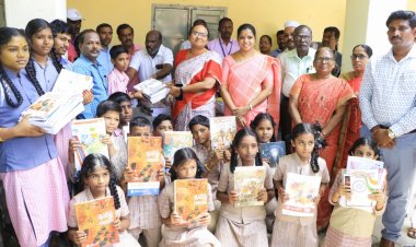 பள்ளிக் கூடத்திலேயே ஆதார் அட்டை! வேலூர் ஆட்சியர் வழங்கினார்!