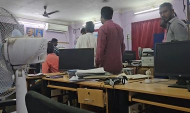 இருட்டிலும் பறிமுதல் செய்யப்பட்ட ரூ.2.14 லட்சம்! காட்பாடி ரிஜிஸ்தர் ஆபீசில்  லஞ்ச ஒழிப்பு போலீசார் ரெய்டு!