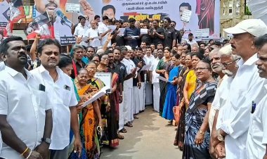 பாக்கெட் சாரய உறை போல் மாலை அணிந்து அதிமுகவினர் ஆர்பாட்டம்!