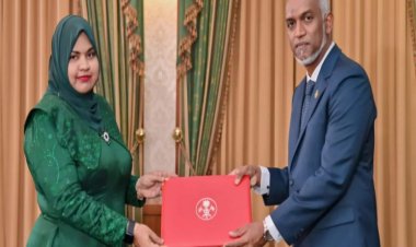 அதிபருக்கு சூன்யம் வைத்த பெண் அமைச்சர்!