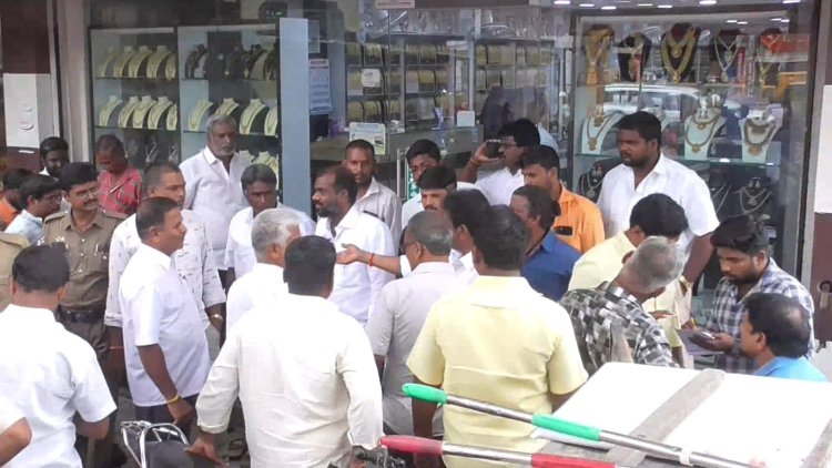 அடமானம் பிடித்த வாகனத்தை வேறு இடத்தில் வைத்து பணம் பார்க்கிறதா மணப்புரம் நிறுவனம்!