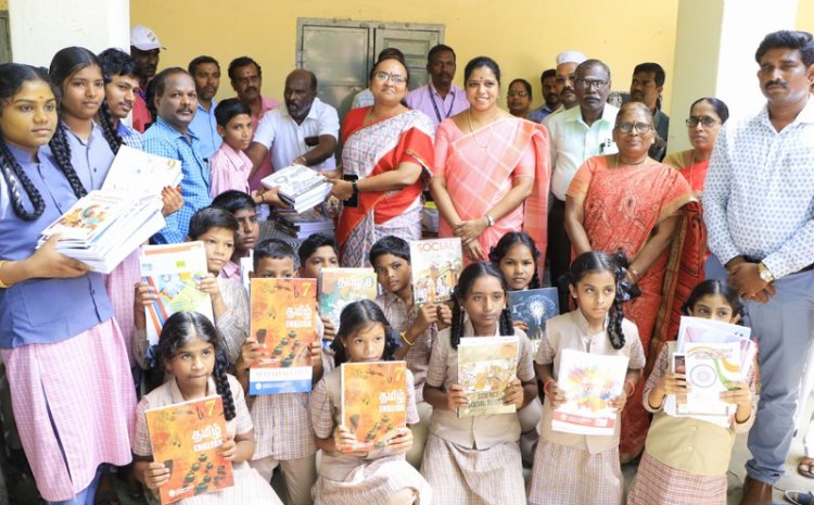பள்ளிக் கூடத்திலேயே ஆதார் அட்டை! வேலூர் ஆட்சியர் வழங்கினார்!