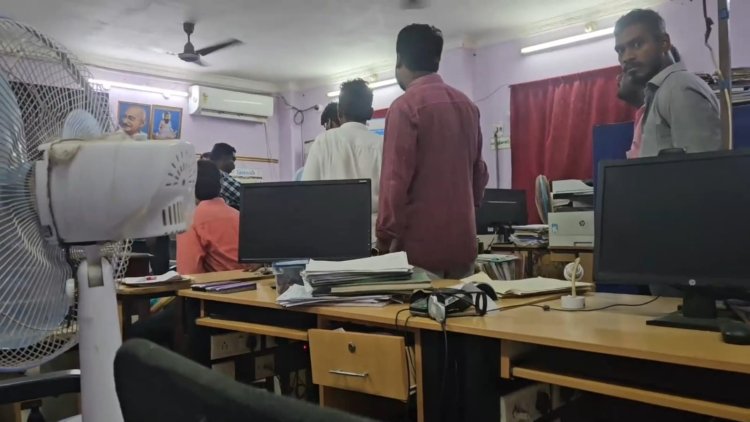 இருட்டிலும் பறிமுதல் செய்யப்பட்ட ரூ.2.14 லட்சம்! காட்பாடி ரிஜிஸ்தர் ஆபீசில் லஞ்ச ஒழிப்பு போலீசார் ரெய்டு!