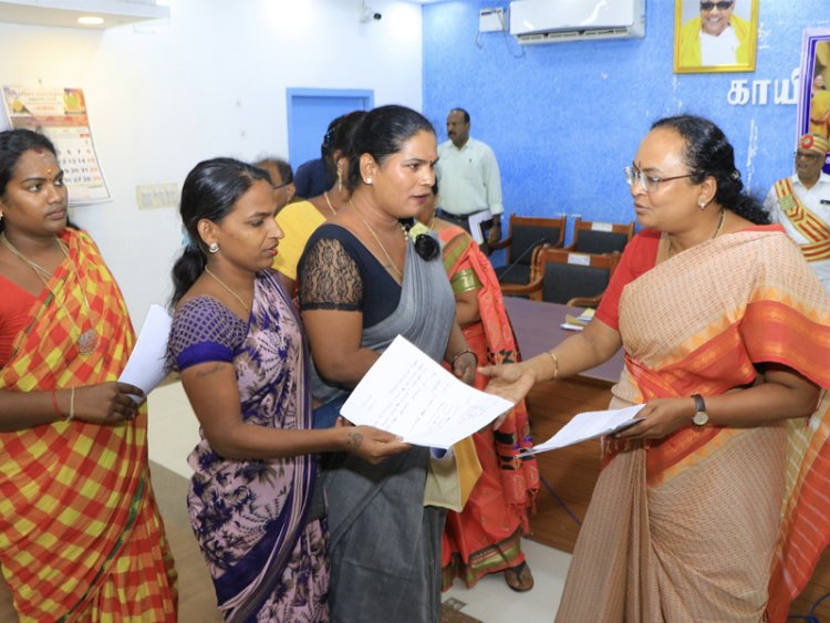 வேலூரில் திருநங்கைகளுக்கான அடையாள அட்டை வழங்கும் நிகழ்வு! இராணிப்பேட்டையில் கலெக்டர் பங்கேற்காததால் மறியல்!