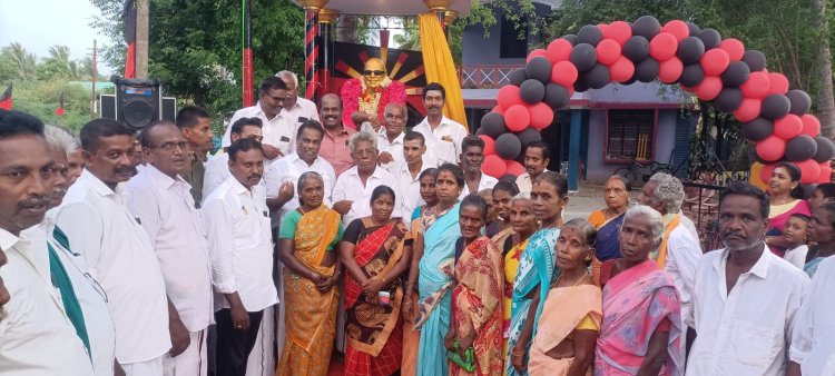 கருணாநிதி சிலை திறப்பும்.. வேட்டி சேலை இனாமும்!
