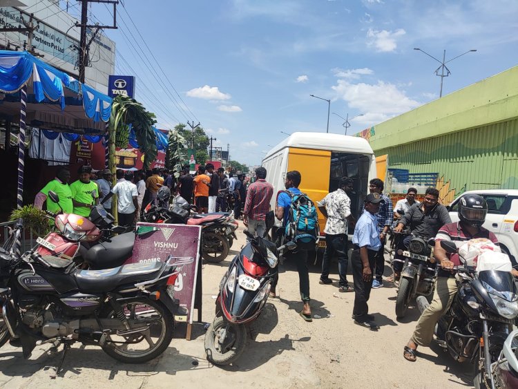 பிரியாணி பிரியர்களை காக்க வைத்து ஏமாற்றினர்! போக்குவரத்து நெரிசலால் மக்கள் அவதி!!