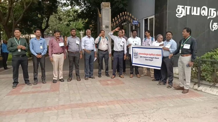 அரசு உதவி பெறும் கல்லூரி ஆசிரியர்களுக்கு பாரபட்சம் காட்டக்கூடாது!போராட்டம் நடத்திய பேராசிரியர்கள்!