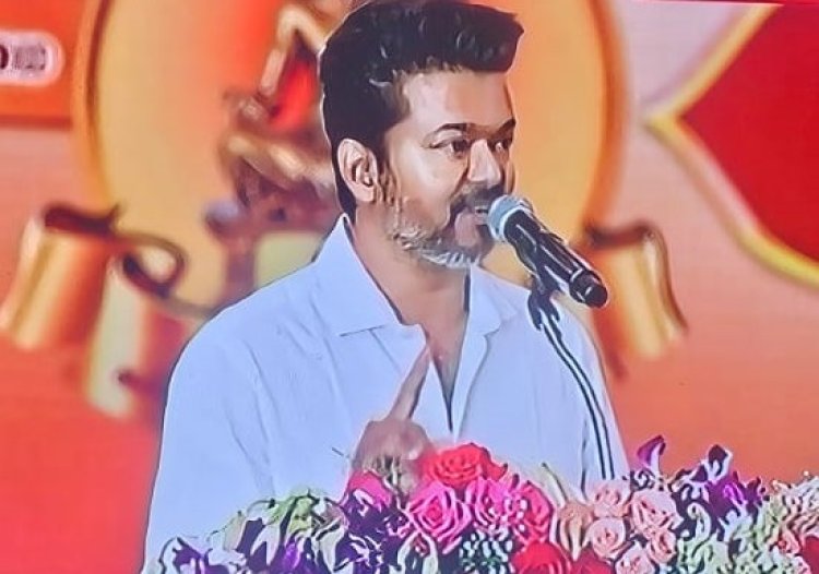 நல்ல தலைவர்கள் இல்லை:- மாணவர்களுக்கு விருது வழங்கும் விழாவில் விஜய் ஹாட் ஸ்பீச்! த்ரிஷாவின் பதிவும் காரணமா?