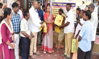 மஞ்சப்பை பழங்கிய கலெக்டருடன் குரூப் போட்டோ எடுத்துக்கொண்ட மக்கள்!