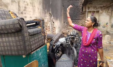 நகராட்சி ஊழியர்களால் மோட்டார் பைக்குகள் எரிந்து சேதம்!