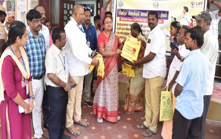 மஞ்சப்பை பழங்கிய கலெக்டருடன் குரூப் போட்டோ எடுத்துக்கொண்ட மக்கள்!