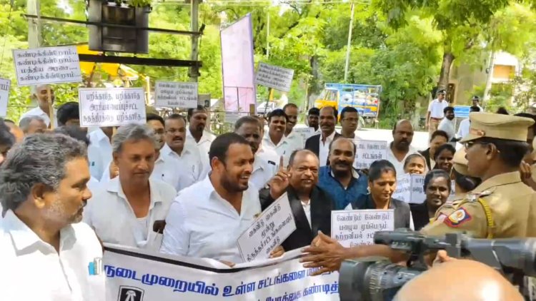 தபால் நிலையத்தை முற்றுகையிட்ட வழக்கறிஞர்கள்! போலிஸ் குவிப்பு!!