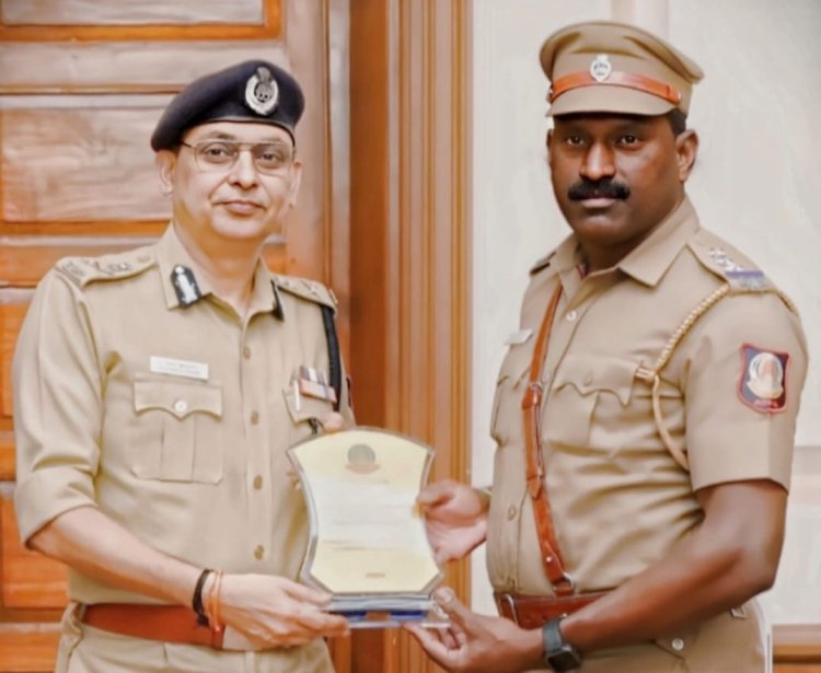 சிறந்த காவல் நிலையமாக இராணிப்பேட்டை தேர்வு! இன்ஸ்பெக்டர் பார்த்தசாரதியிடம் கோப்பையை வழங்கிய டிஜிபி!