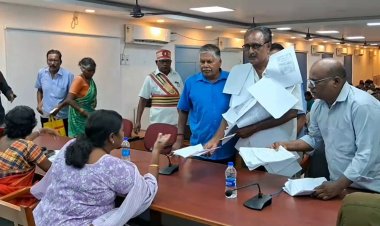 புகார் மனுக்களை மாலையாக அணிந்து வந்த விவசாயி!