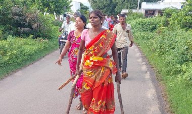 போலீசாரின் லிமிட் பிரச்சனையால் சாலையில் கிடந்த சடலம்! டாஸ்மாக்கை நொறுக்க தடியுடன்புறப்பட்ட பெண்களால் பரபரப்பு! டிஎஸ்பி மெத்தனம்!