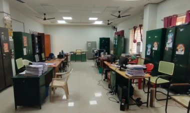 அதிகாரிகள் சீட்டுகள் வெறிச்? பாவம் பொதுமக்கள்!