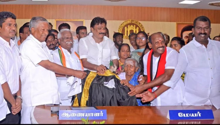 95 வயது தாய்... மேயர் அங்கி செங்கோல் கொடுத்து மகனை வாழ்த்தினார்!