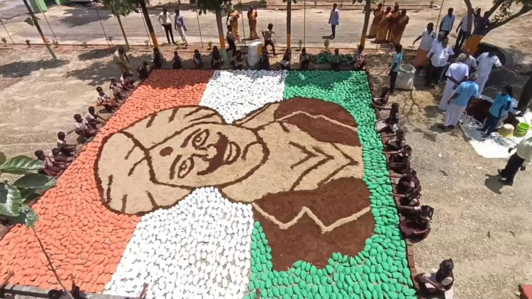 தேசிய கொடியில் பாரதியாரின் படம் வரைந்த மாணவர்கள்! லண்டன் புக்ஸ் ஆஃப் வேல்டு ரெக்கார்ட்ஸ்சில் பதிவு!!