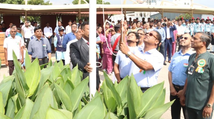 நறுவீ மருத்துவமனையில் தேசிய கொடியேற்றிய ஜி.வி.சம்பத்!