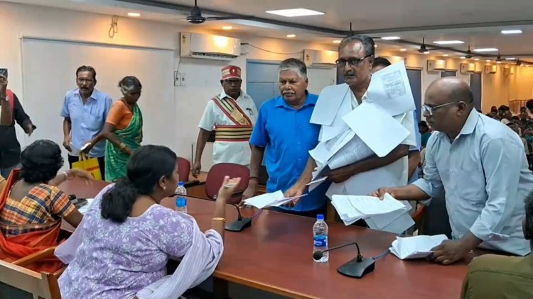 புகார் மனுக்களை மாலையாக அணிந்து வந்த விவசாயி!