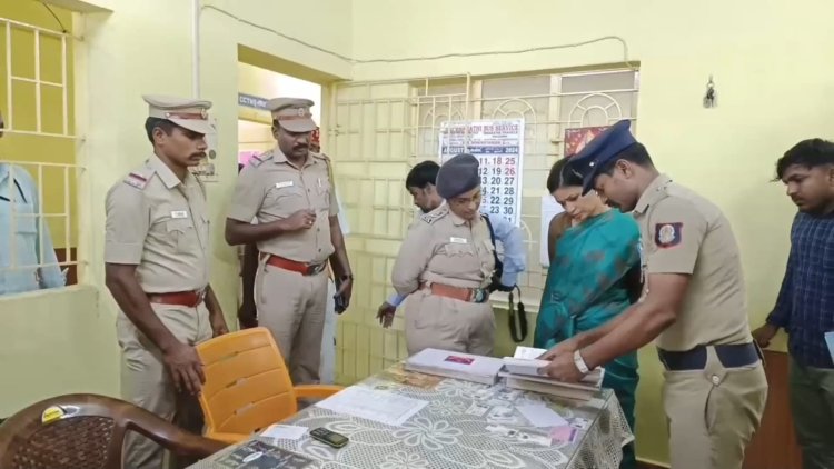 வாலாஜா காவல் நிலையத்துக்குச் சென்ற கலெக்டர்!