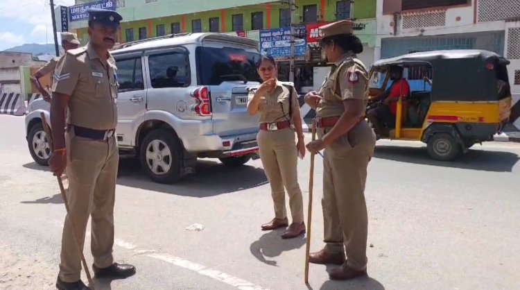 போலீஸ் கண் எதிரிலேயே கொலையாளியின் வீட்டை அடித்து நொறுக்கிய வாலிபர்கள்! எஸ் பி தலைமையில்நேரடி பாதுகாப்பு