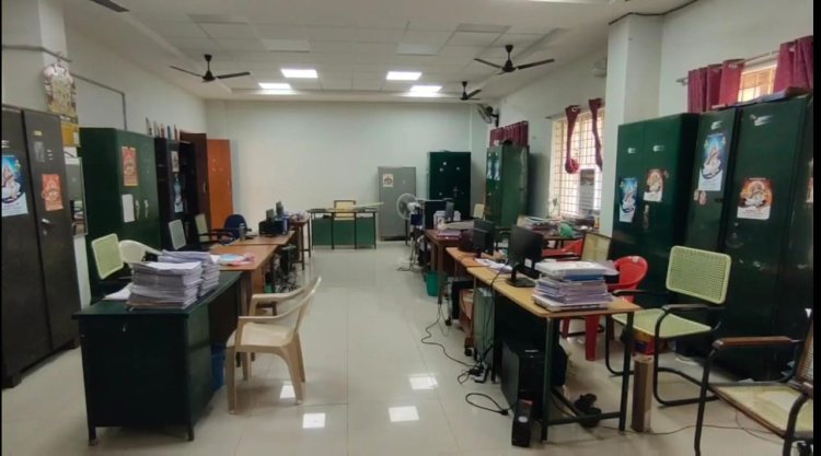 அதிகாரிகள் சீட்டுகள் வெறிச்? பாவம் பொதுமக்கள்!