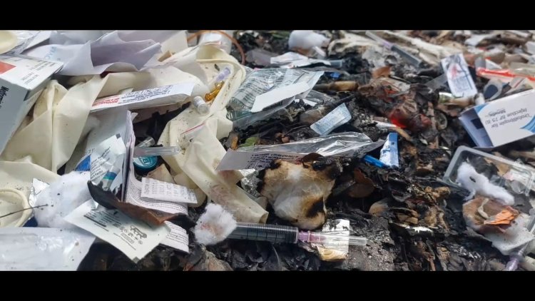 மருத்துவ கழிவை கொளுத்தும் அரசு ஊழியர்கள்!