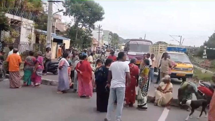 ஒயின்ஷாப்புக்கு ரோடு போடுறீங்க ஊர் மக்களுக்கு போட மாட்டீங்களா மக்கள் மறியல்