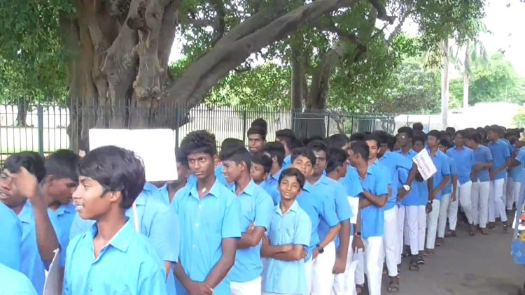குடிநீர் தரம் குறித்த பரிசோதனை! சாலையில் விளக்கம்!