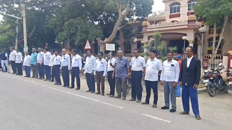 நீதிமன்ற பணிகளை புறக்கணித்து முழக்கமிட்ட வழக்கறிஞர்கள்!