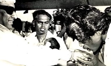 தொண்டர்களுடன் பிணைந்திந்த வாத்தியார் எனும் எம்.ஜி.ஆர்!