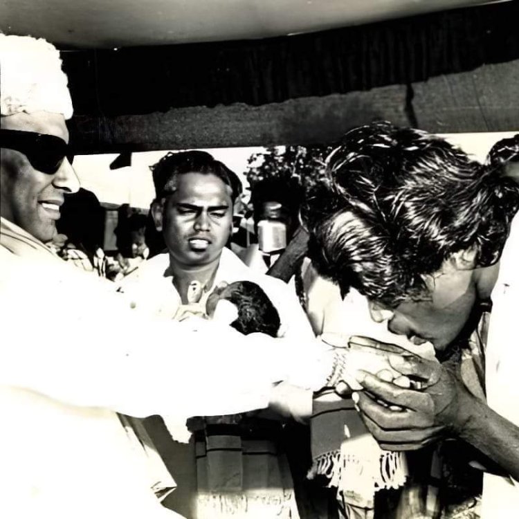 தொண்டர்களுடன் பிணைந்திந்த வாத்தியார் எனும் எம்.ஜி.ஆர்!
